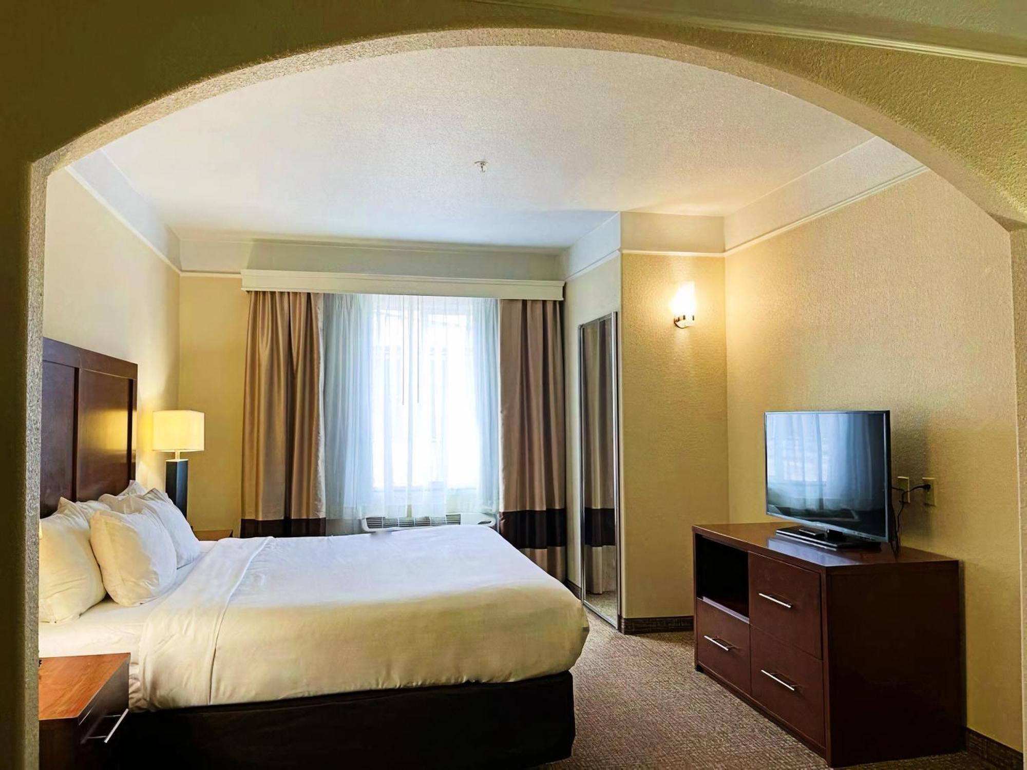 King Suite - Accessible/Non-Smoking