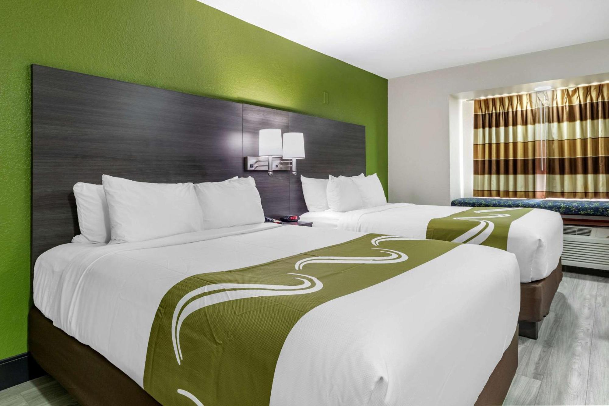 2 Queen Beds