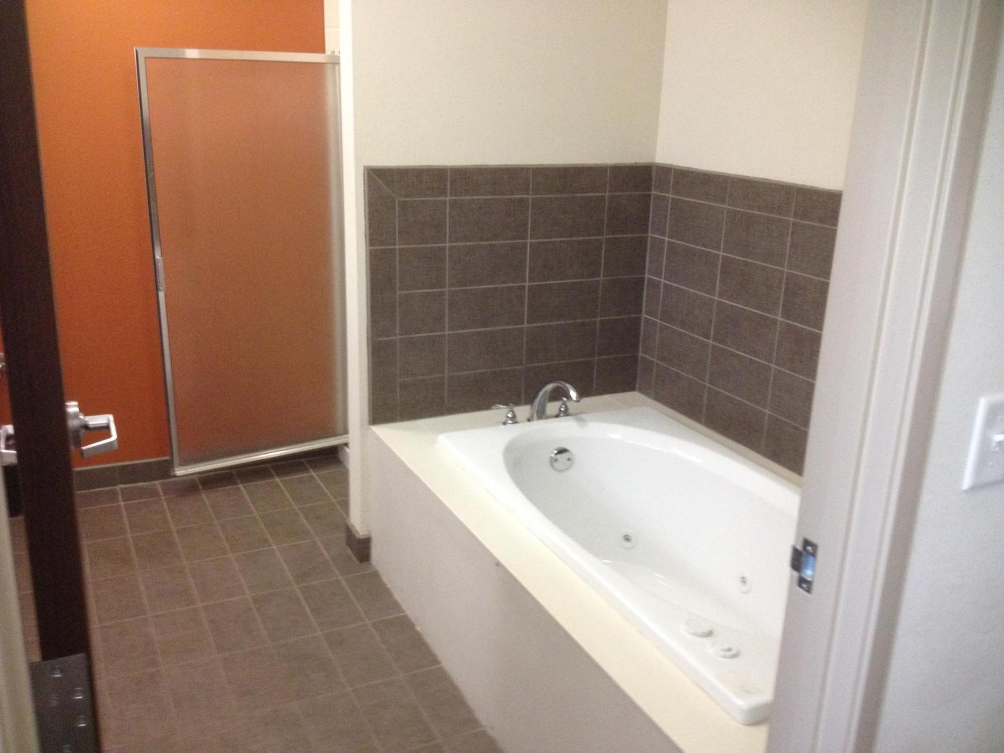 King Room with Roll-In Shower - Accessible/Non-Smoking