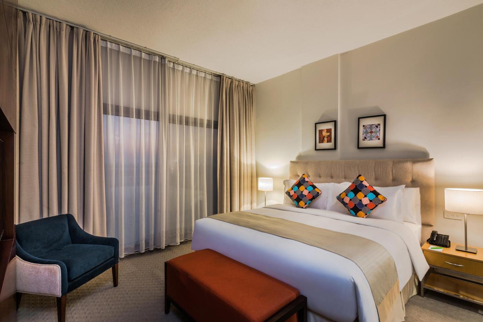 Family Room King & Twin Beds