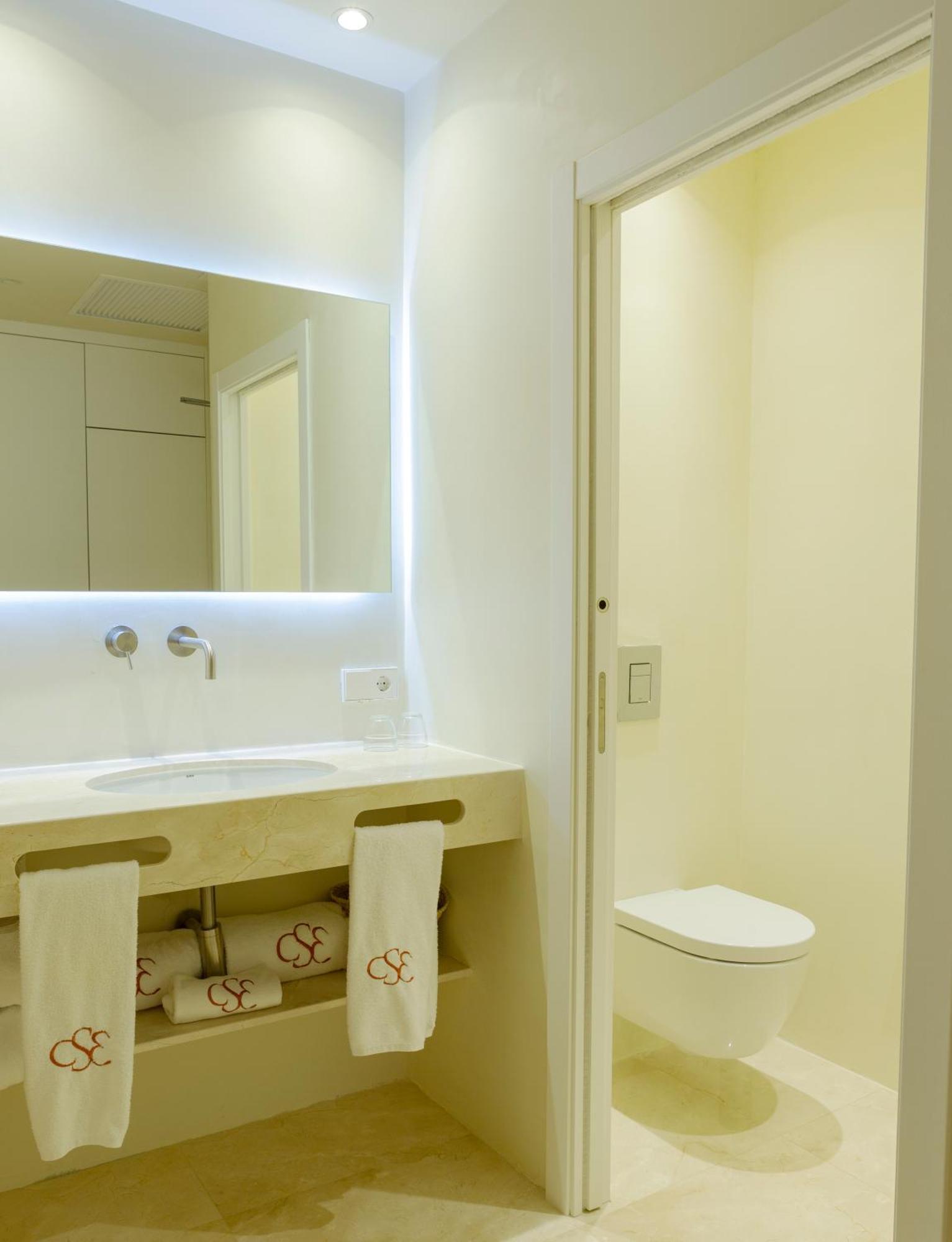 Modernes Doppelzimmer mit Terrasse