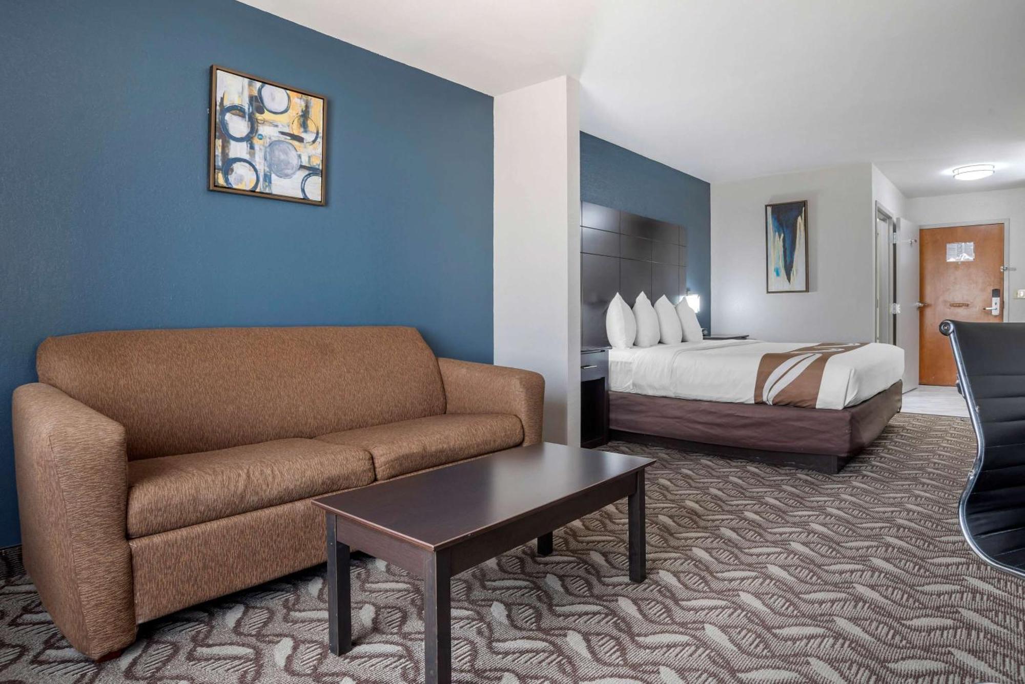 One-Bedroom King Suite - Non-Smoking