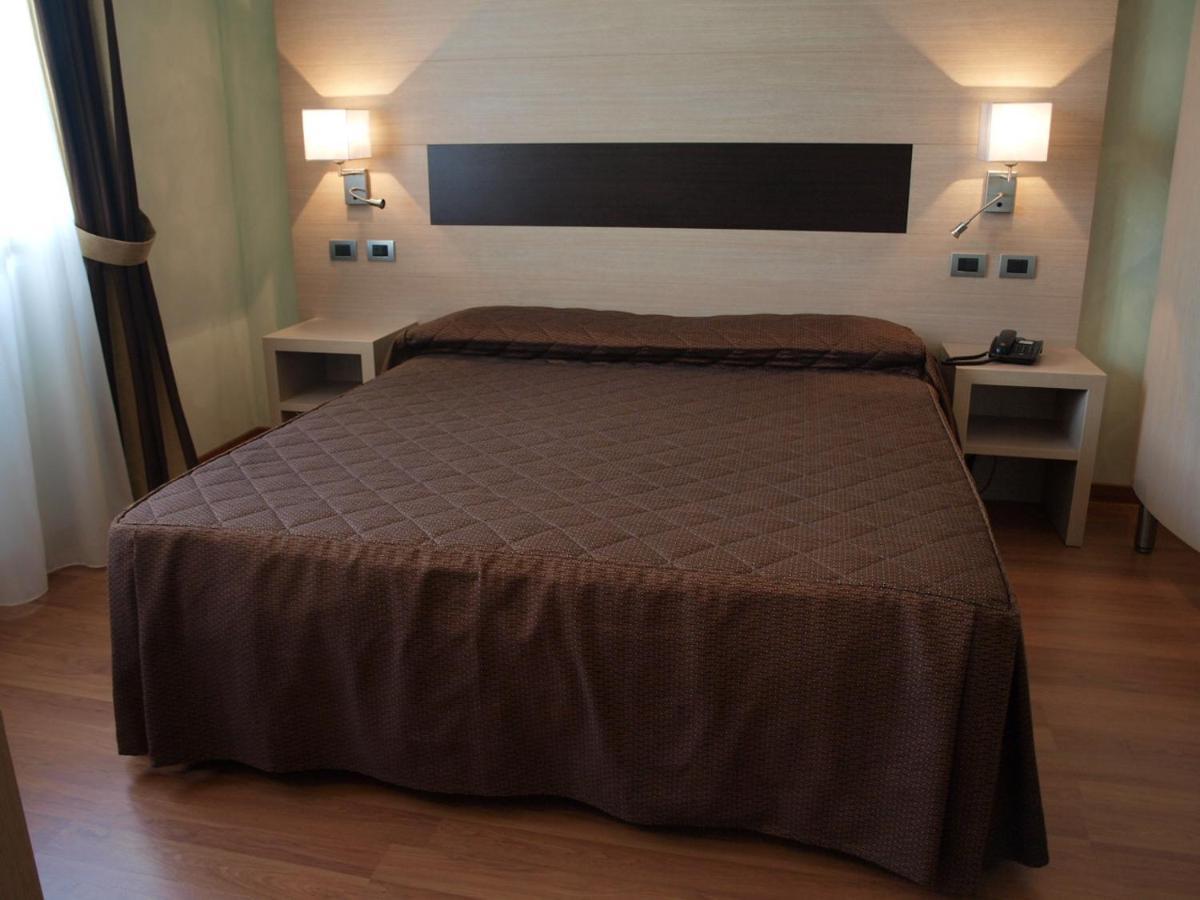 Double or Twin Room,64896859:JPEG