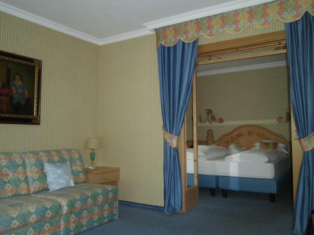 Family Room,124274784:JPEG