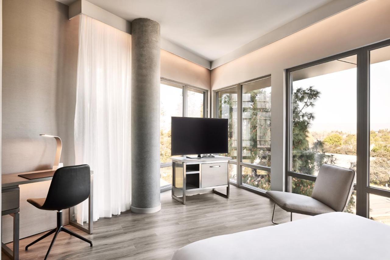 Corner King Room with Mountain View