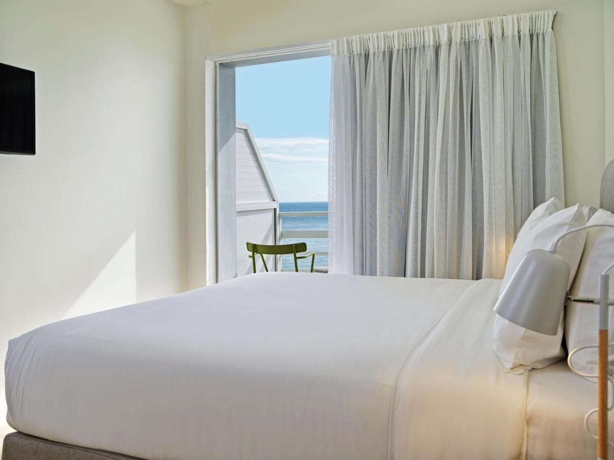 Deluxe Double Room with Side Sea View