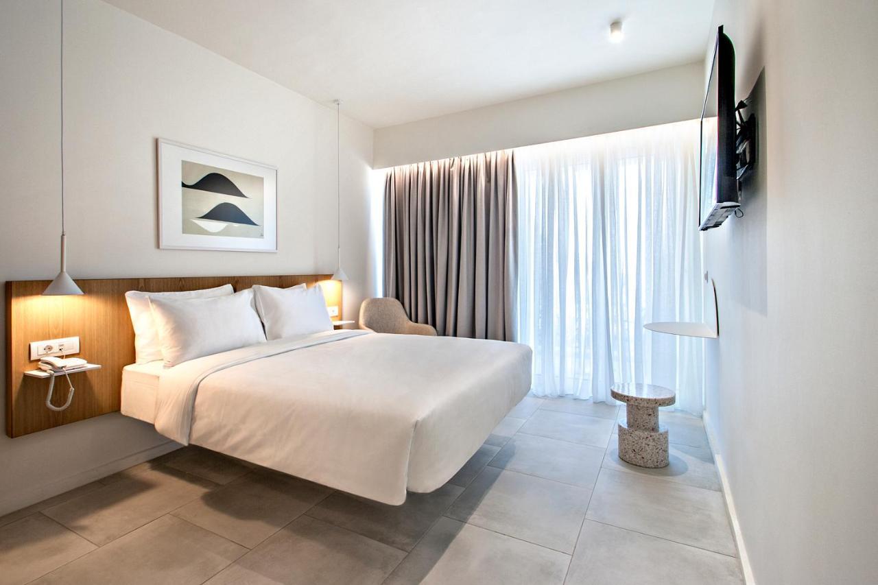 Standard Zimmer mit Poolblick und Terrasse