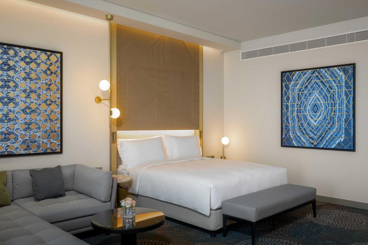 Spacious Room with Lounge Access – King Bed "Access to exclusive services and benefits in the Lobby Lounge"