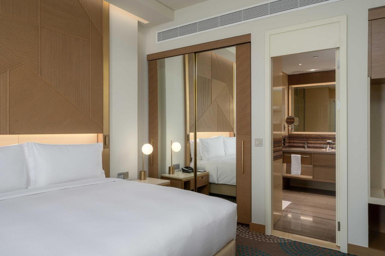 One Bedroom Suite with Lounge Access  "Access to exclusive services and benefits in the Lobby Lounge"