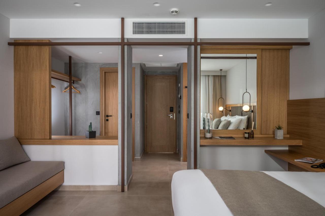 Deluxe Room Pool Access