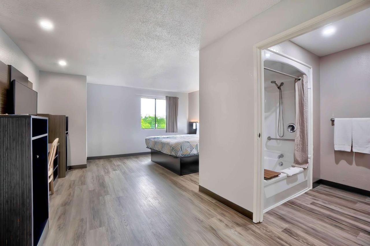 King Room Roll Shower Disability Access smoking