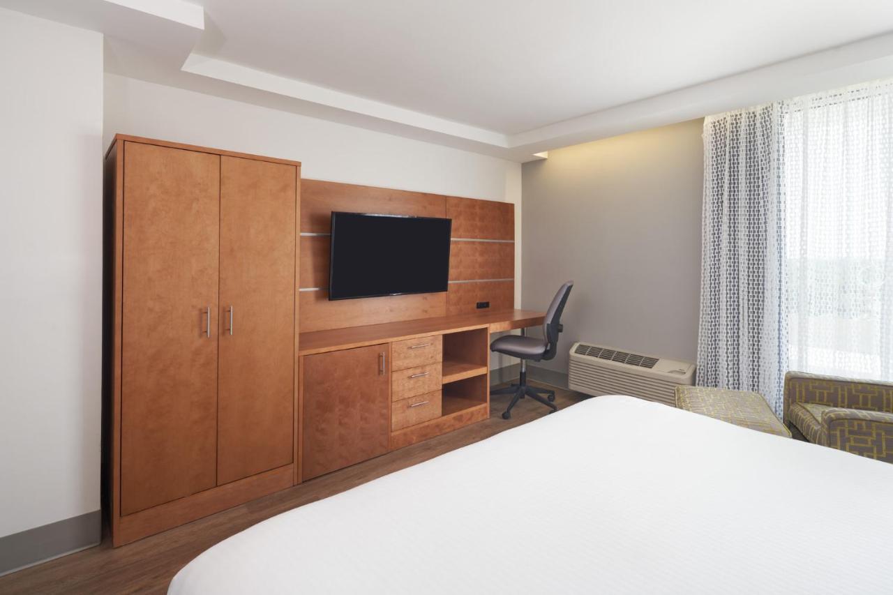 Queen Room with Two Queen Beds and Roll-In Shower - Disability Access
