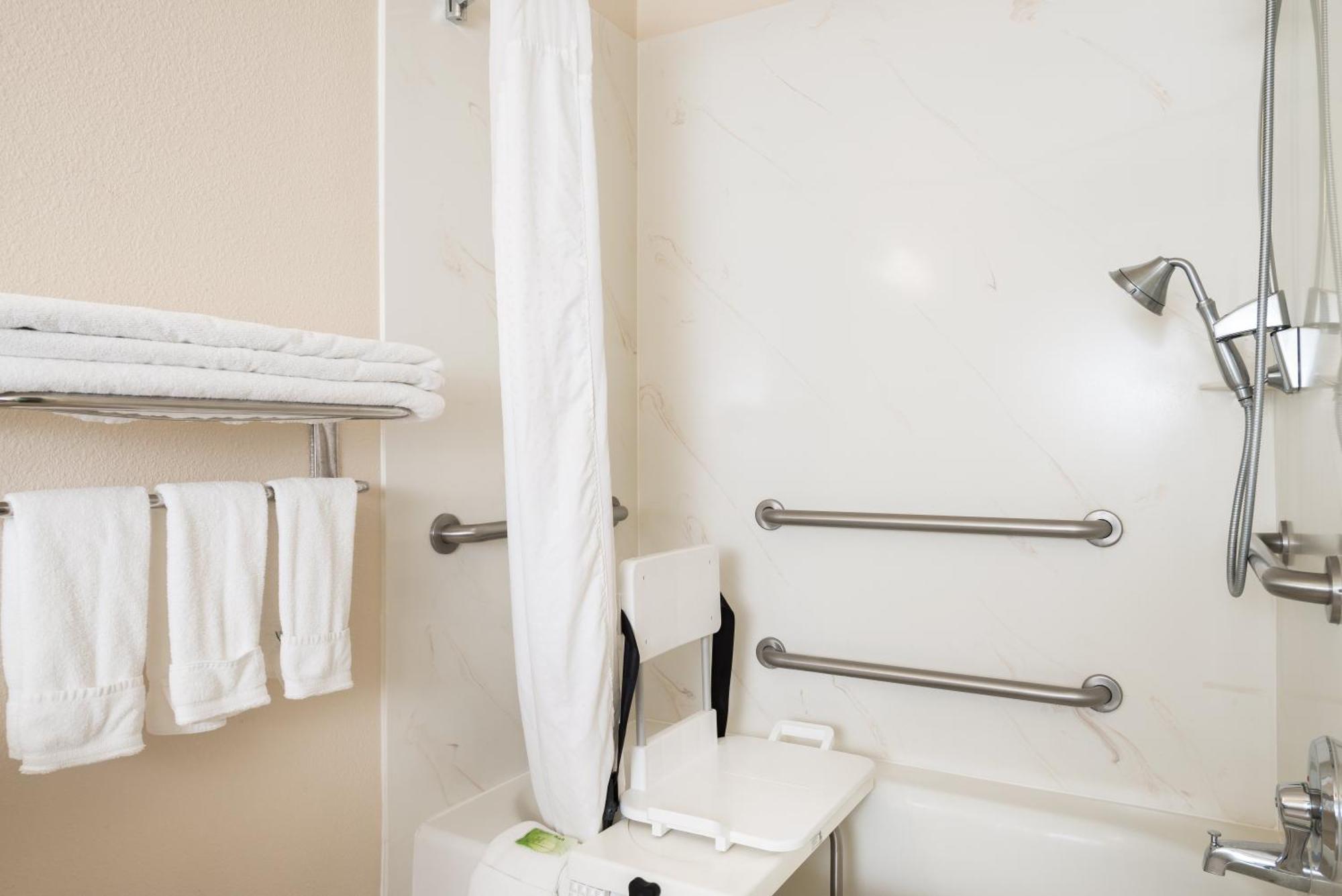 Queen Room with Two Queen Beds - Mobility Access Tub/Non-Smoking