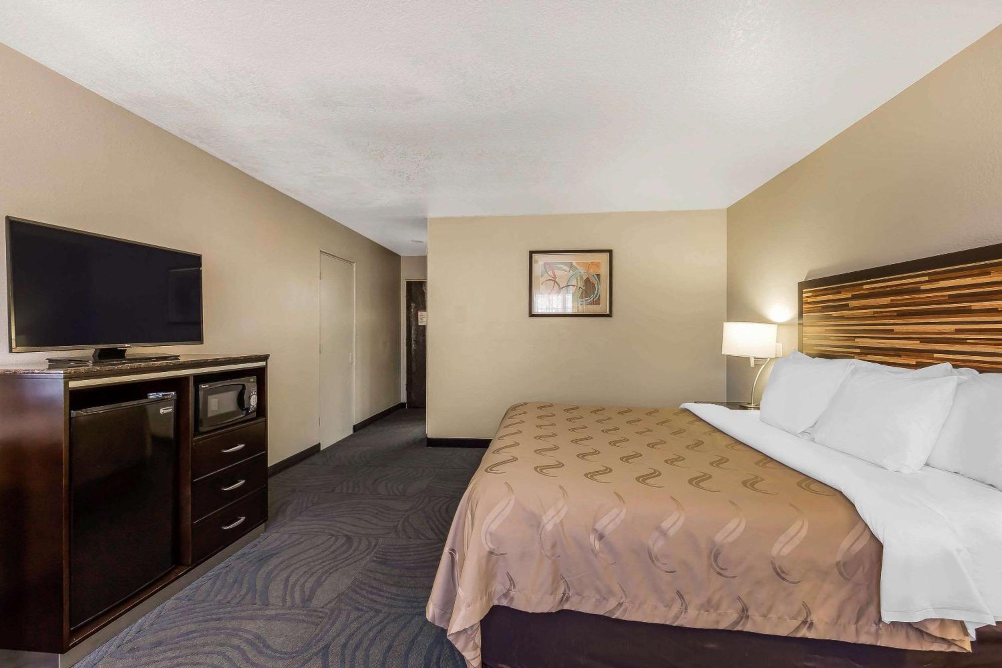 Standard Room, 1 King Bed, Accessible Roll-In Shower, Non Smoking