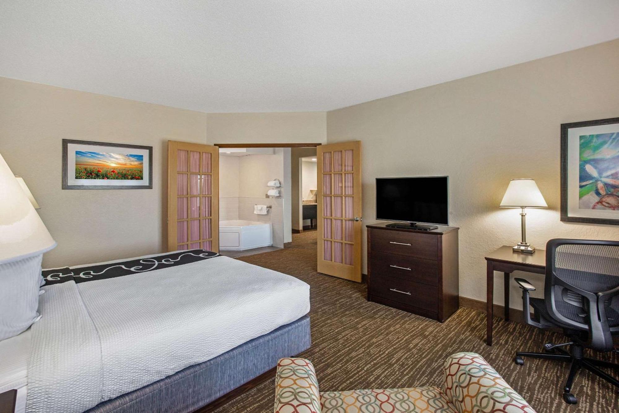 King Suite with Whirlpool and Sofa-Bed - Non Smoking