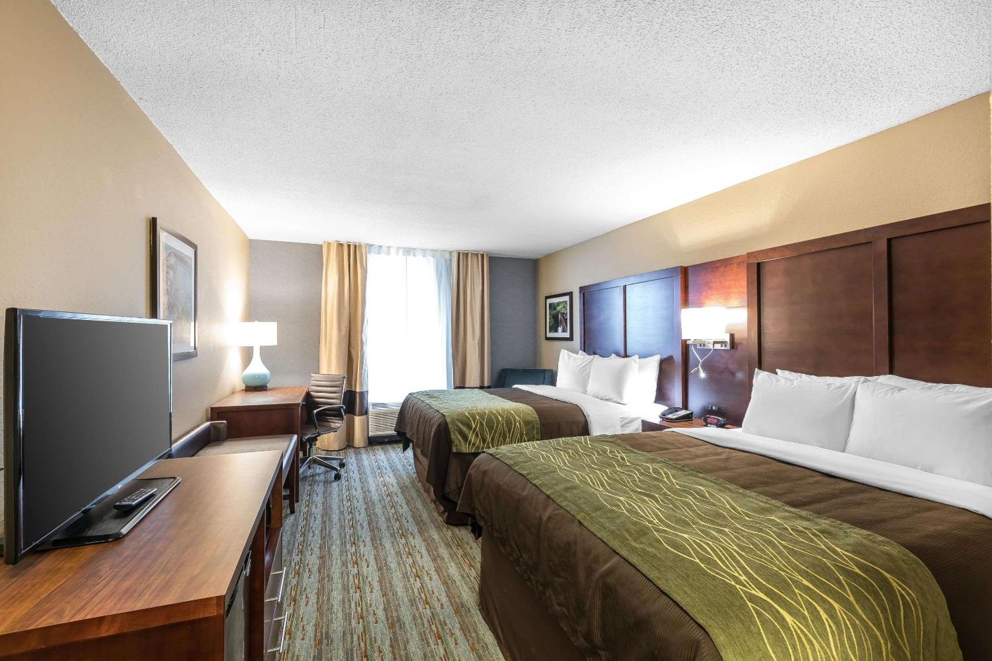 Queen Room 2 Queen Beds River View Non-Smoking