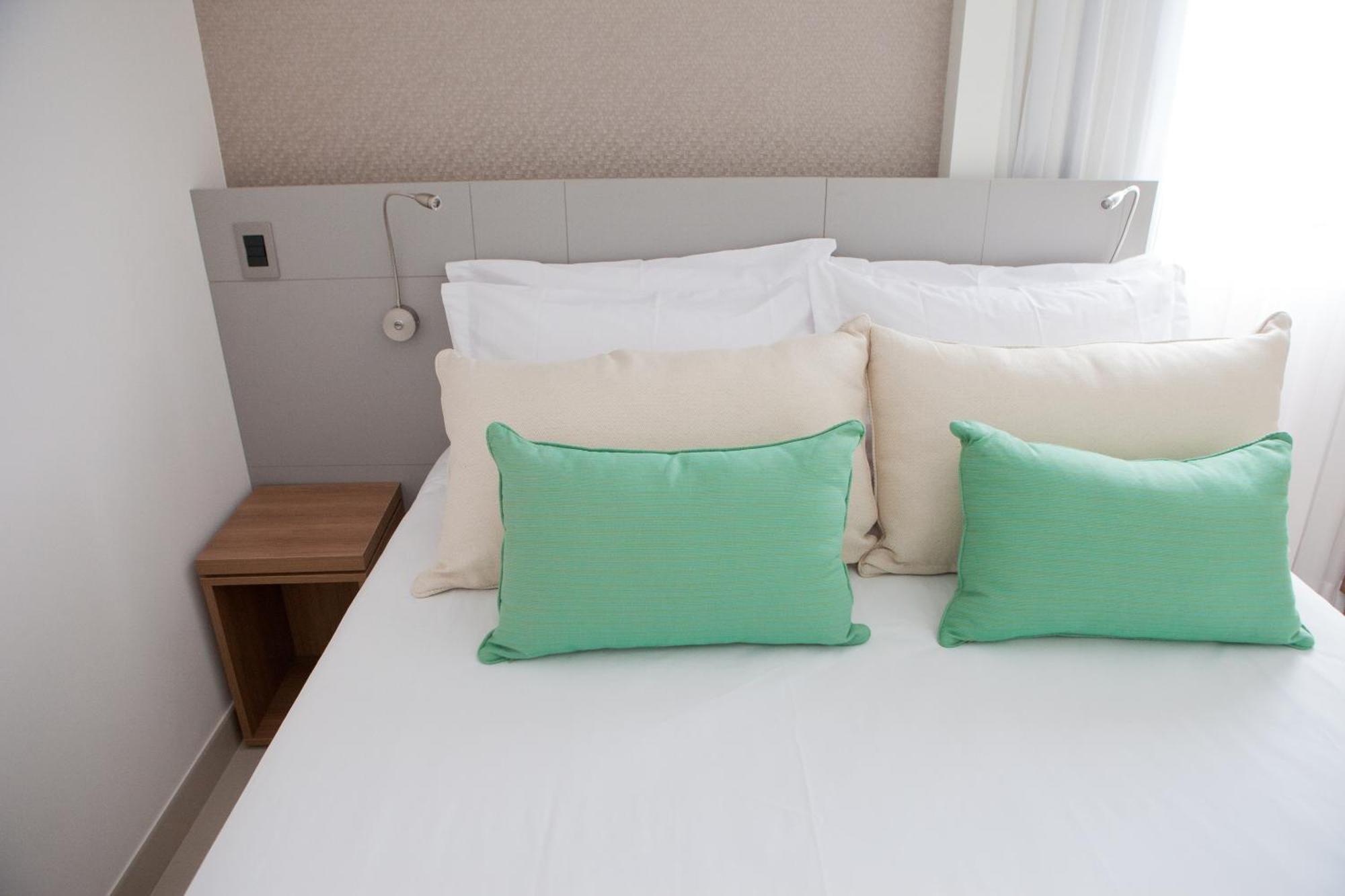 Luxo Superior Quádruplo - 1 Cama Queen e 2 Camas Solteiro