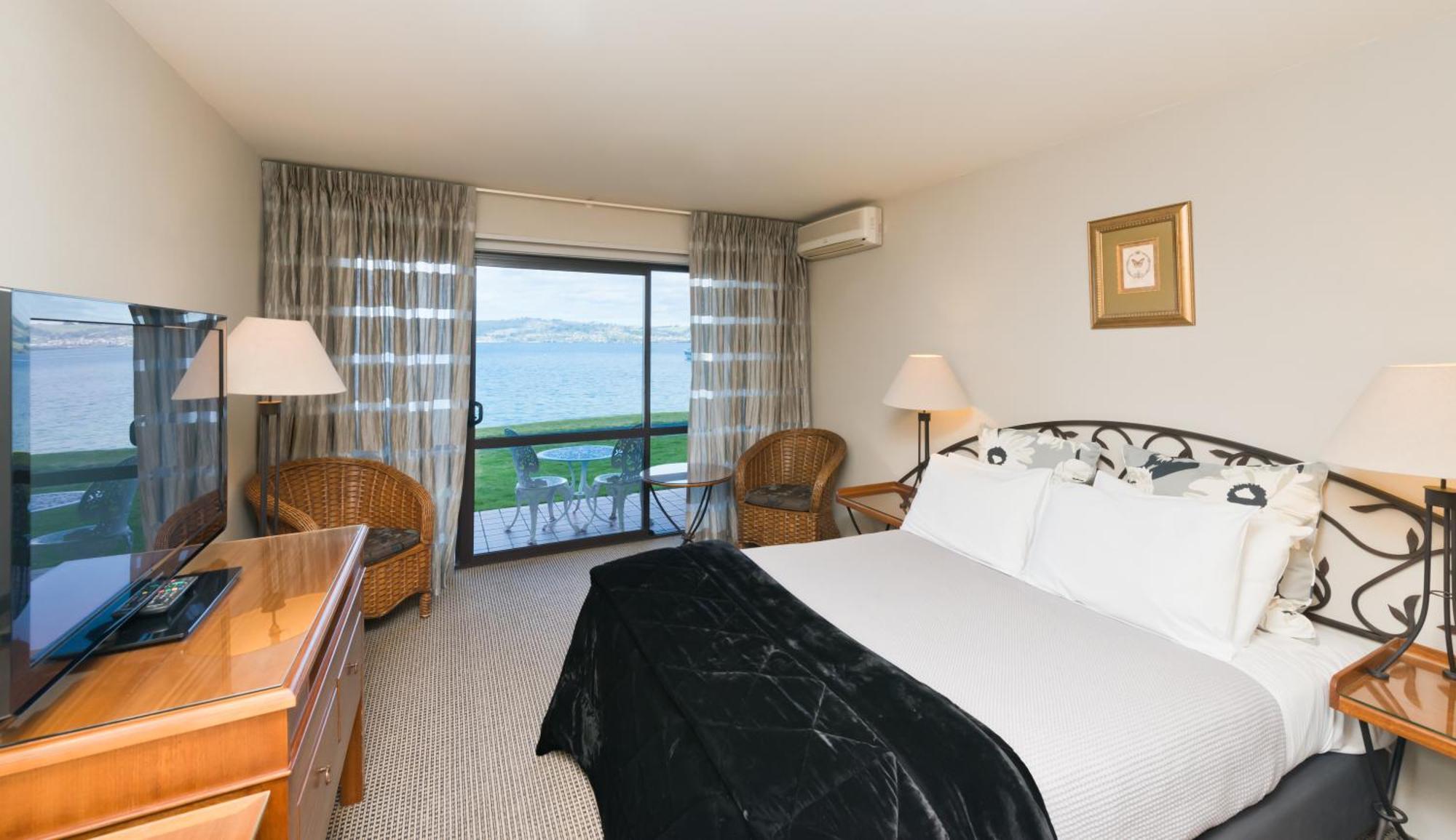 Standard Queen Room Lake View