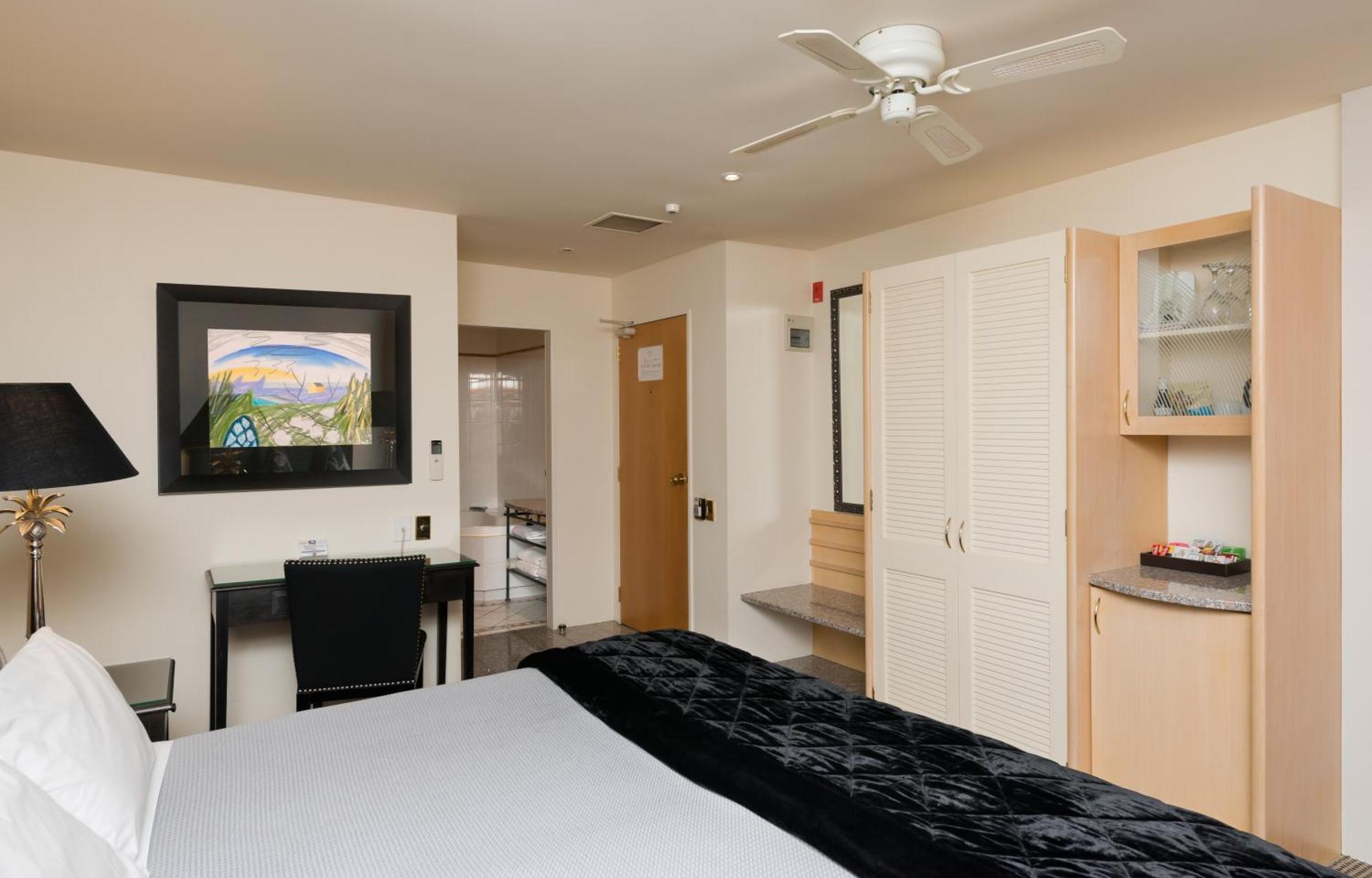 Standard Queen Room Pool View