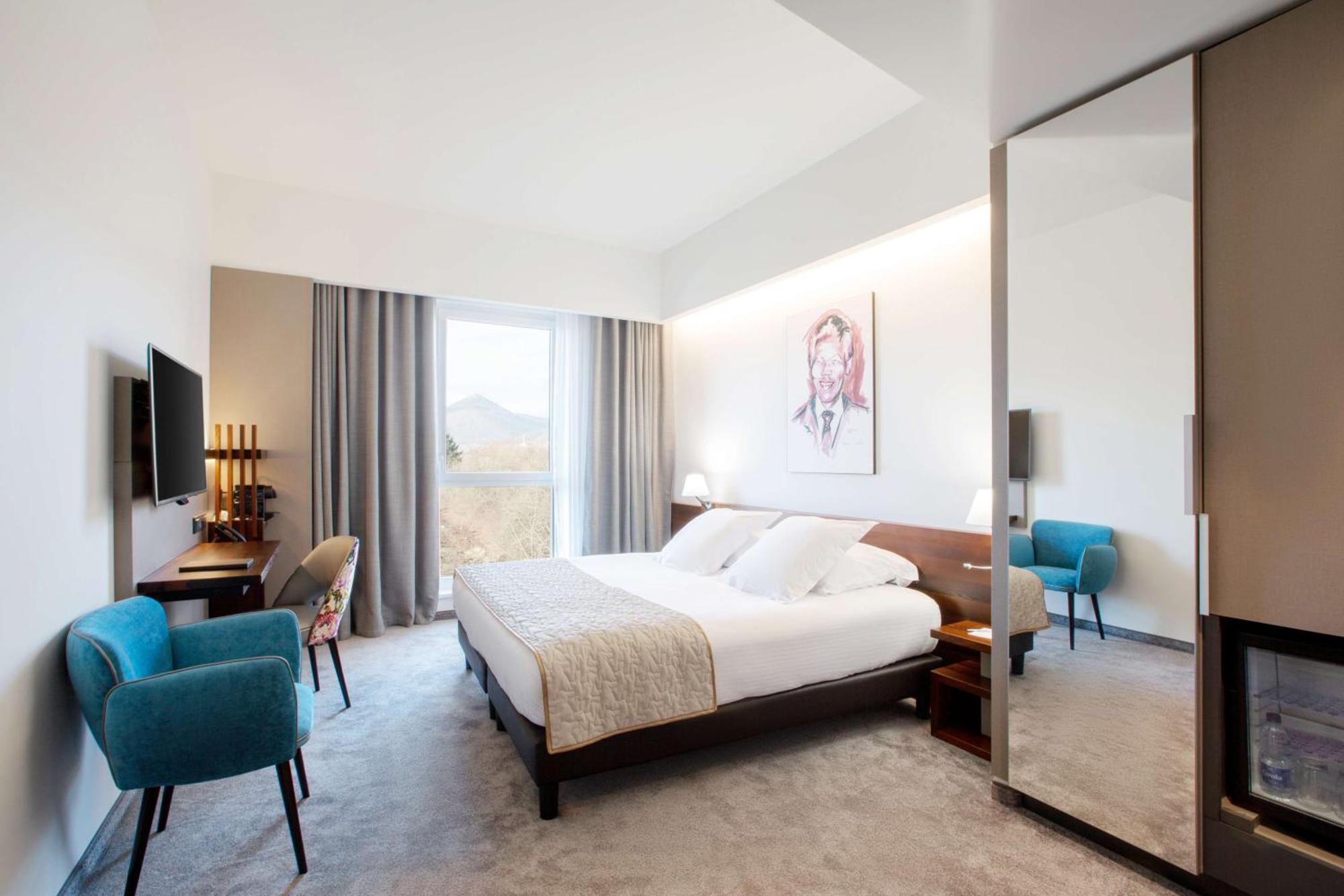 Executive King Room King Bed Vineyard Castle View