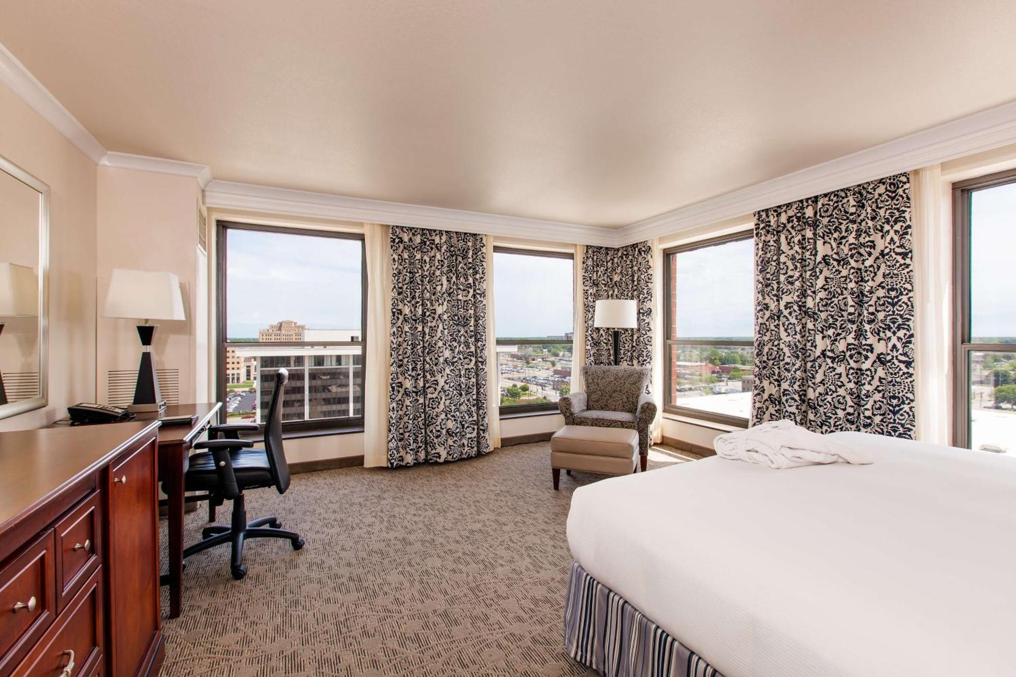Corner King Room with City View