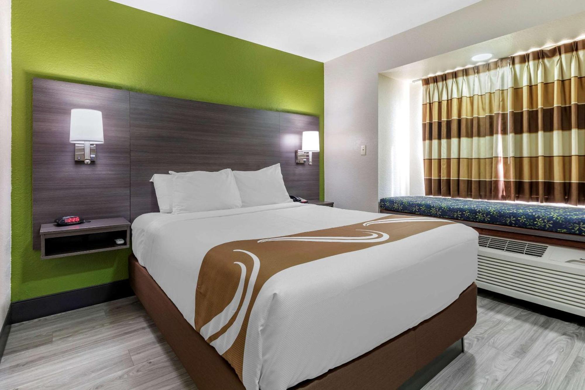 1 Queen Bed