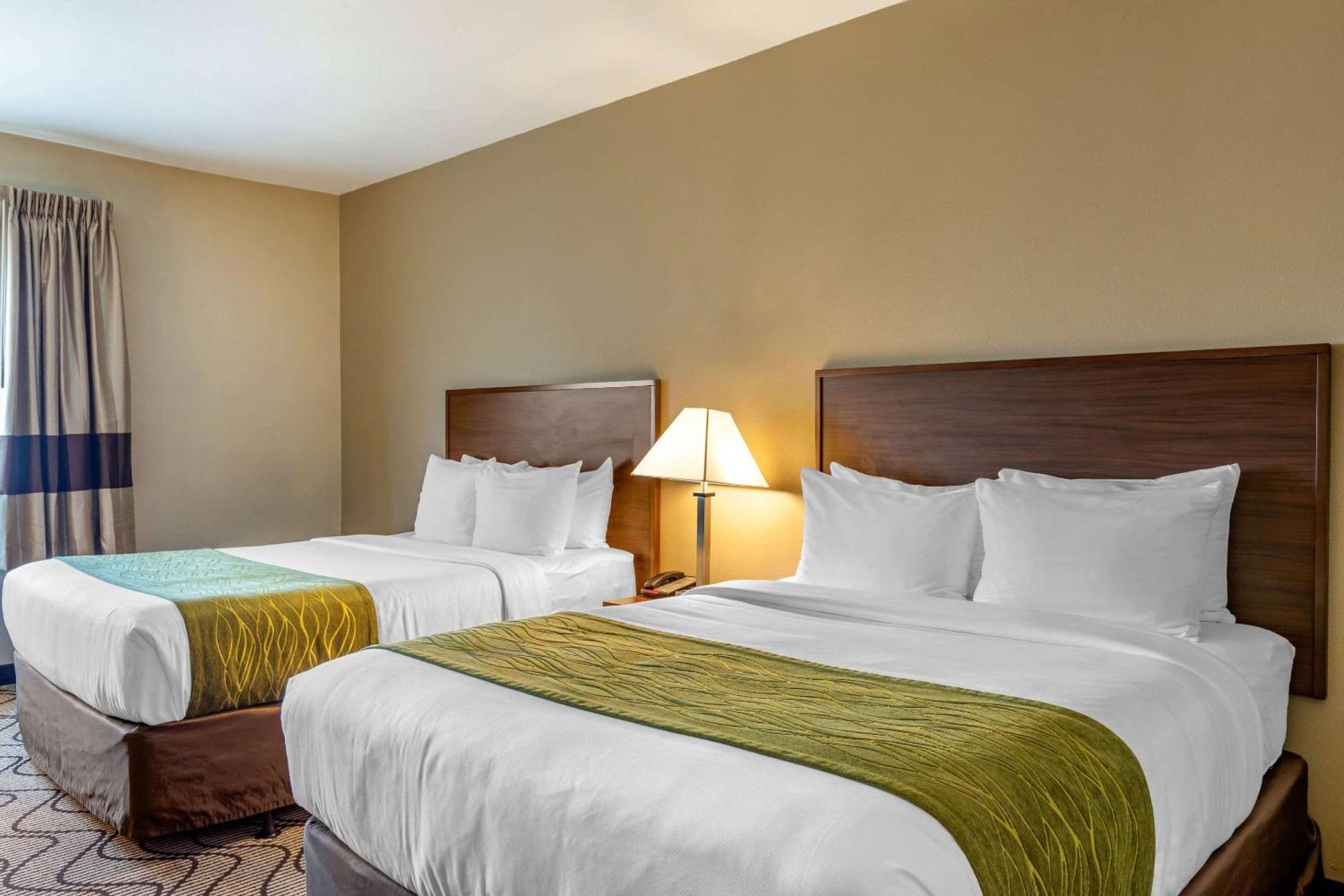 Standard Room, 2 Queen Beds, Pool View, Non Smoking