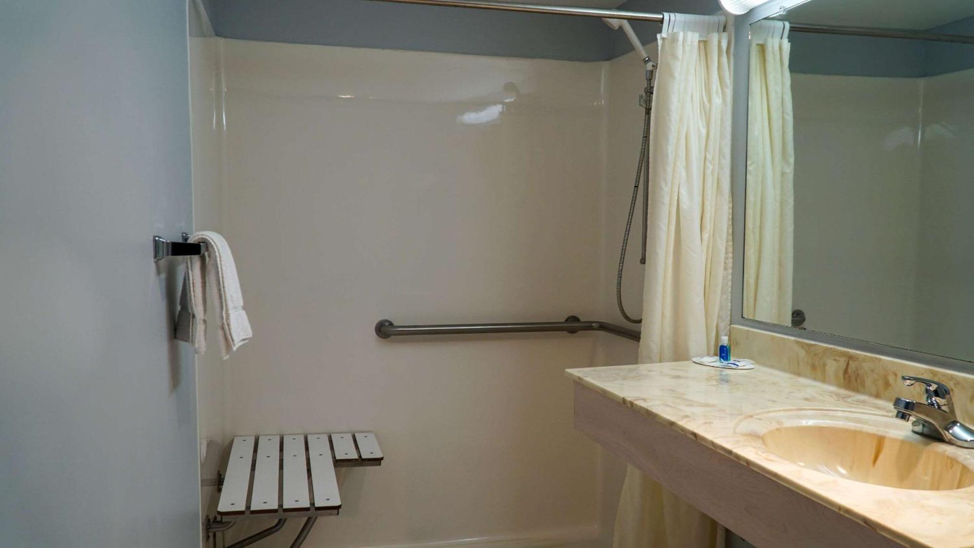 Double Room with Two Double Beds - Accessible/Smoking