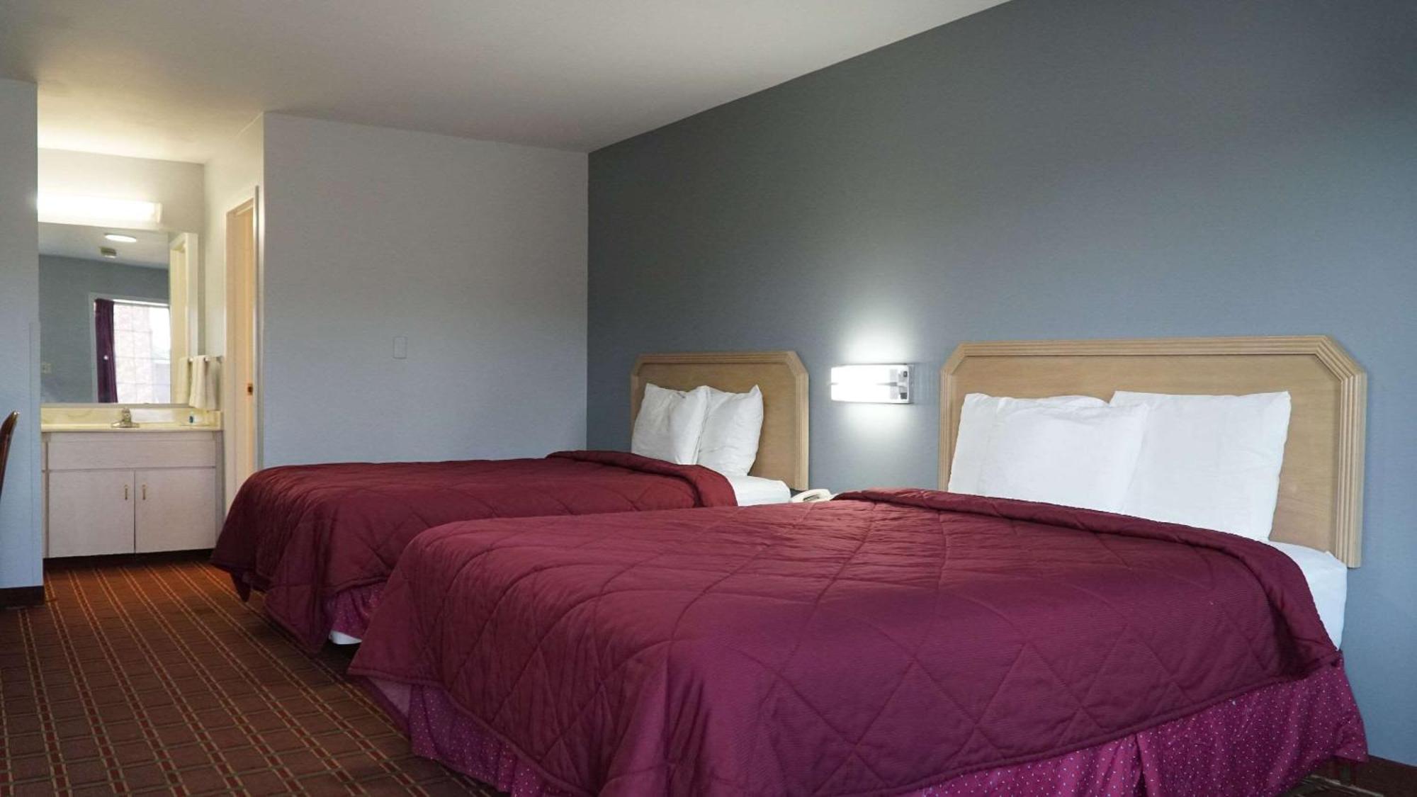 Queen Room with Two Queen Beds - Smoking