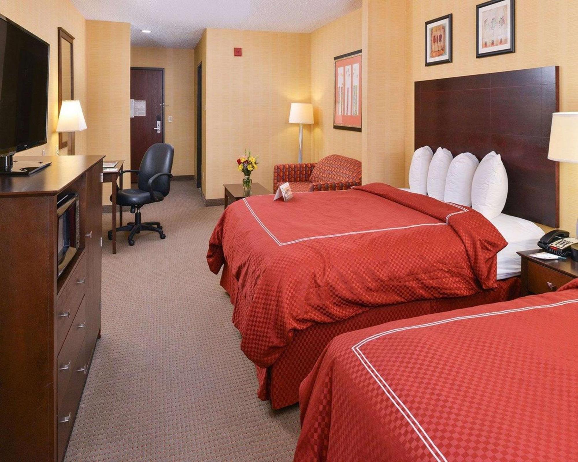 Queen Suite with Two Queen Beds and Sofa Bed - Non-Smoking