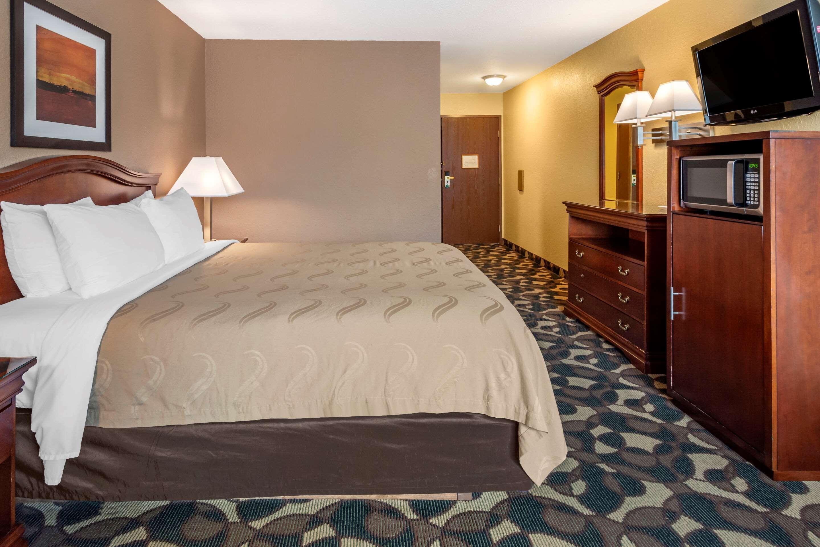 Queen Room - Accessible/Non-Smoking