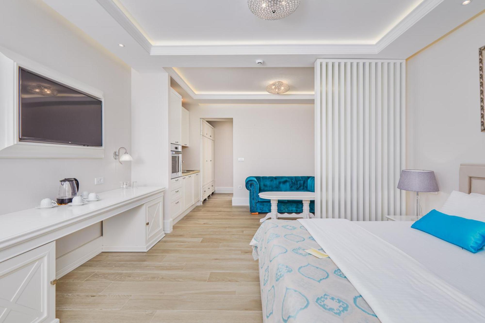 Deluxe Suite with Balcony and Sea View