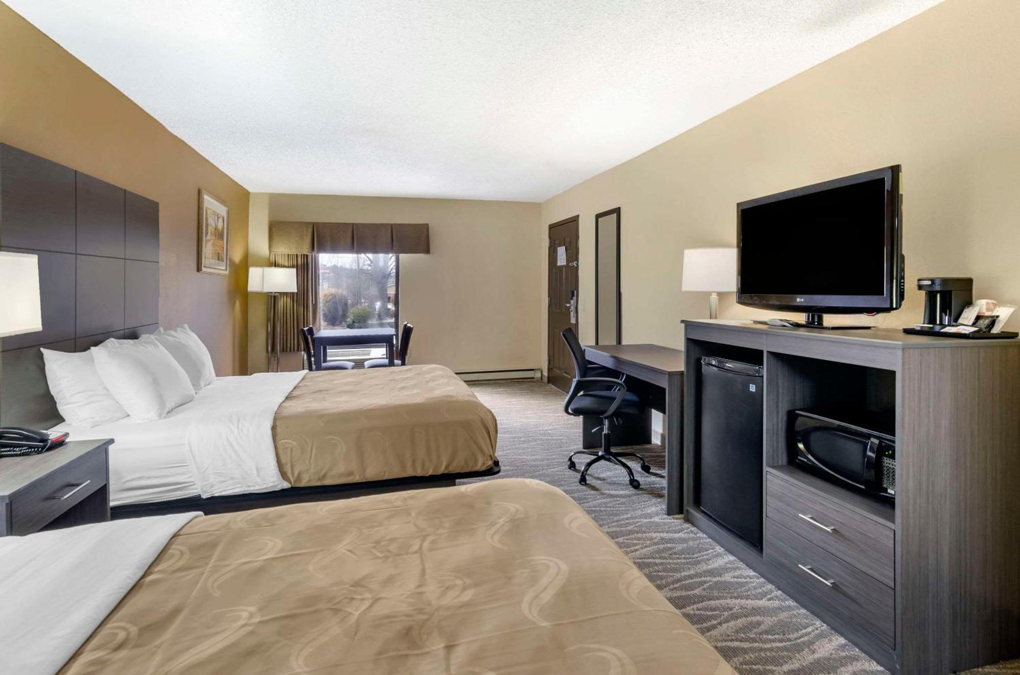 Standard Queen Room and Whirlpool - Non-Smoking
