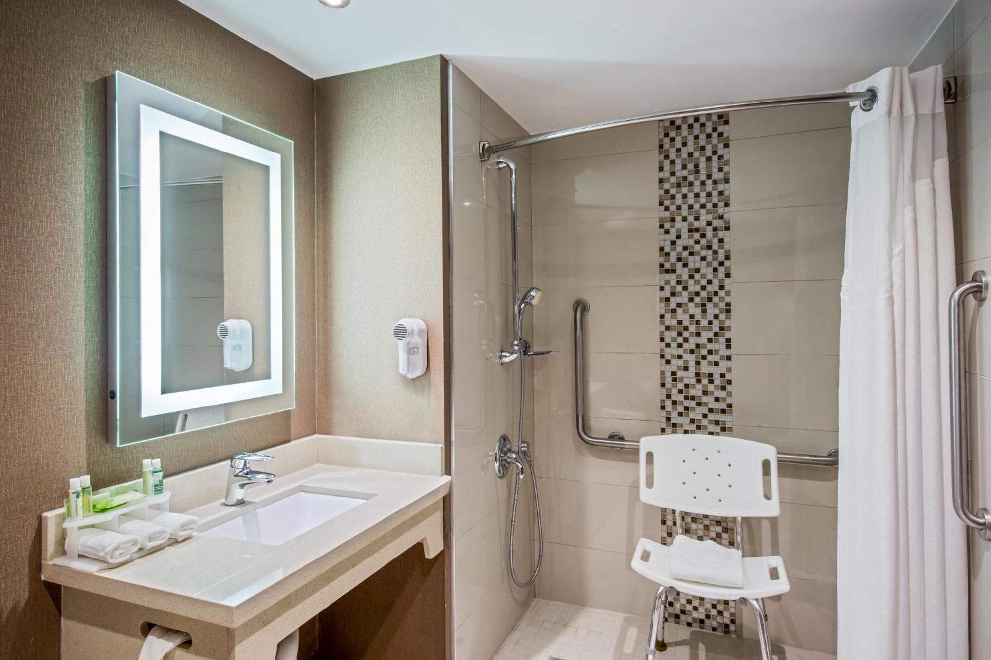 Quadruple Room with Two Queen Beds and Tub - Disability Access/Non Smoking