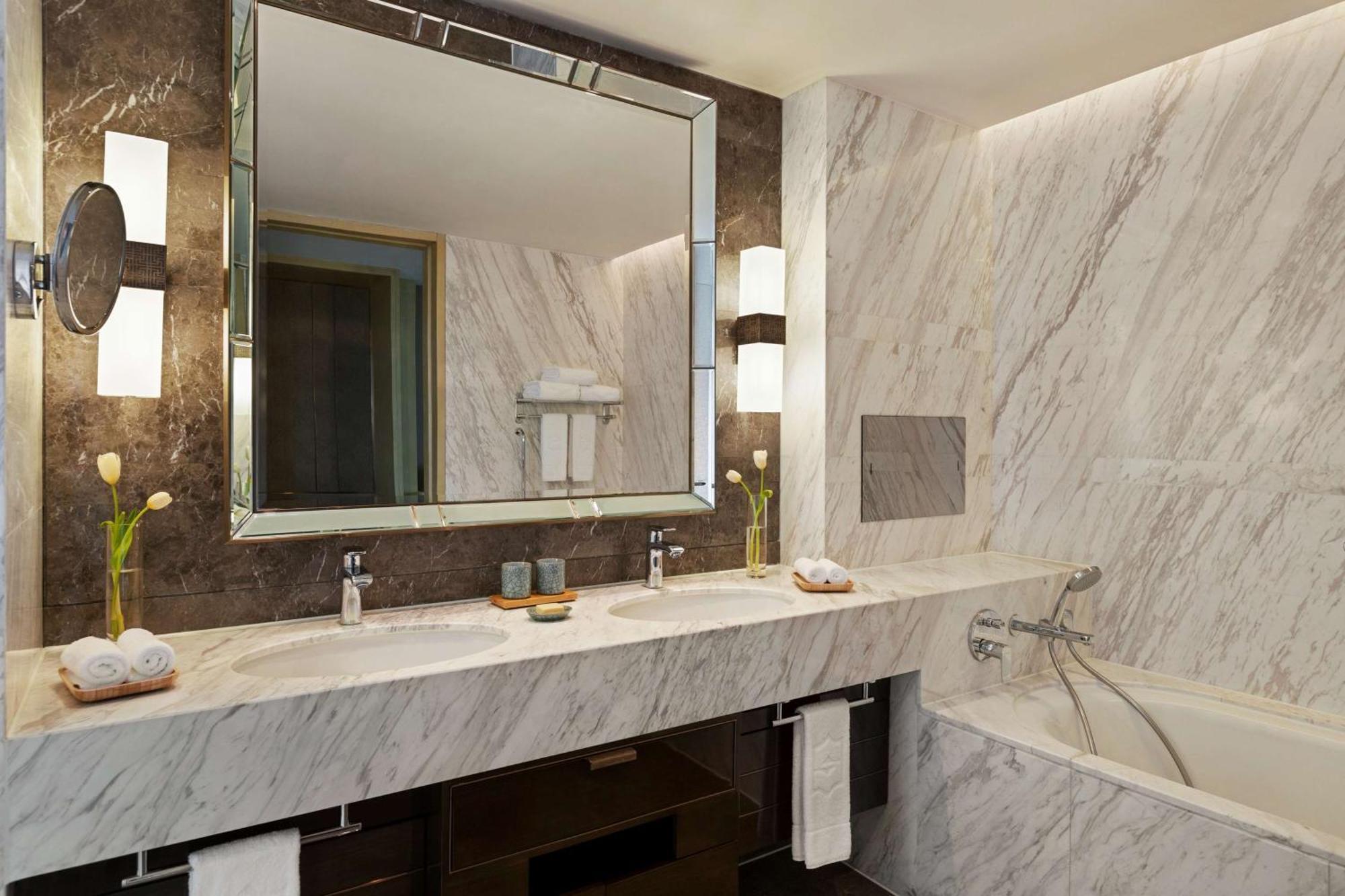 Executive Lakeview Suite