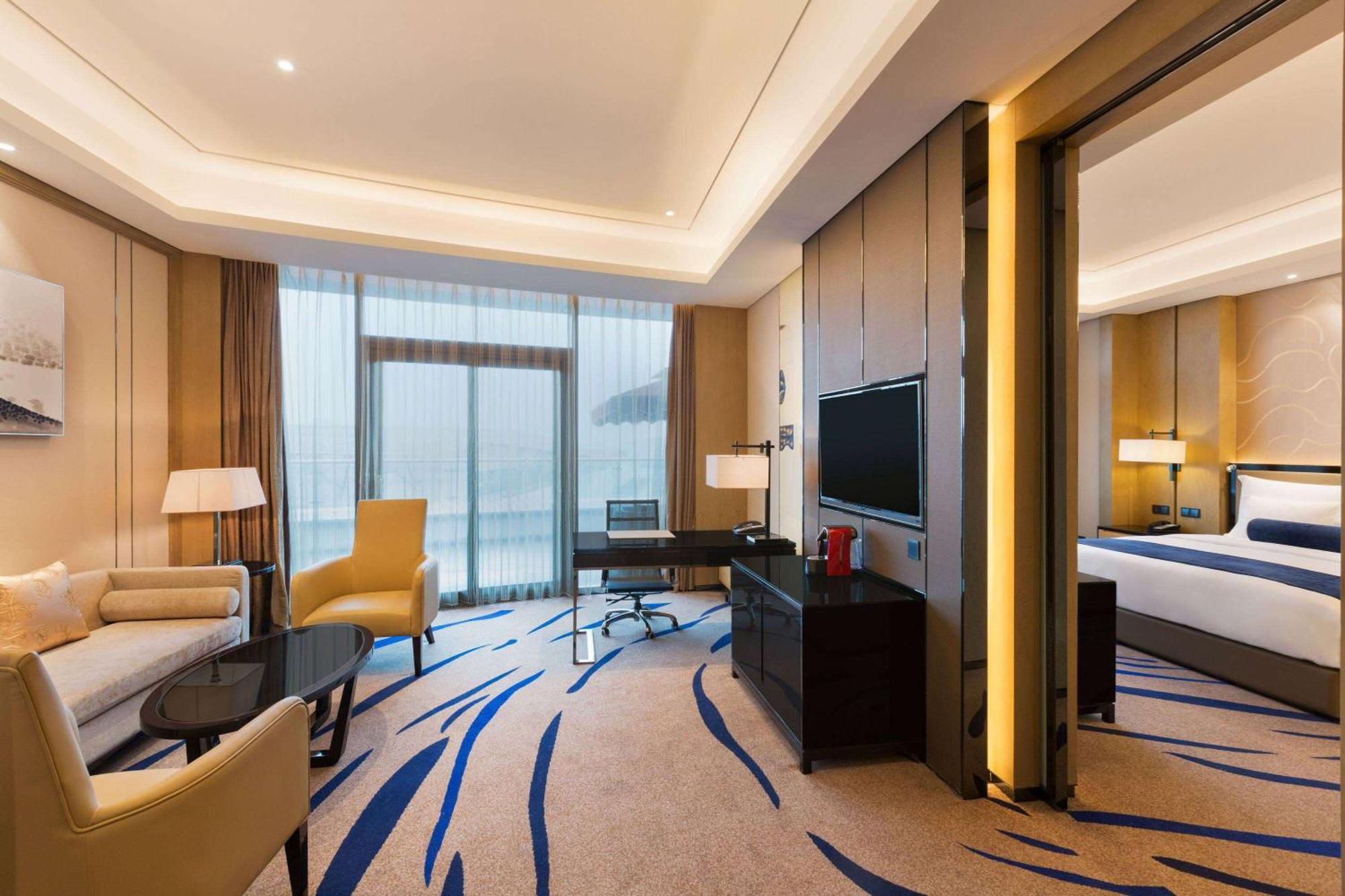 Club King Suite