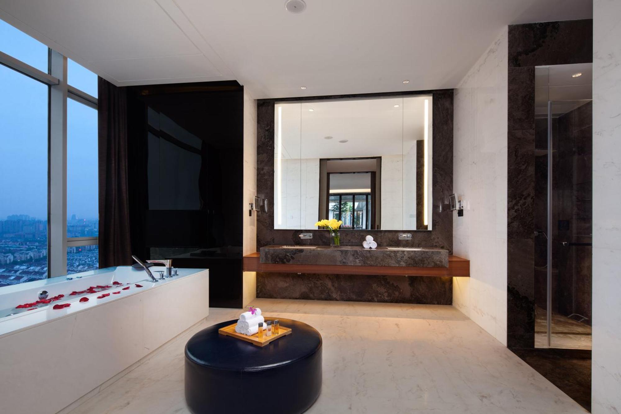 One-Bedroom Suite with Dining Area