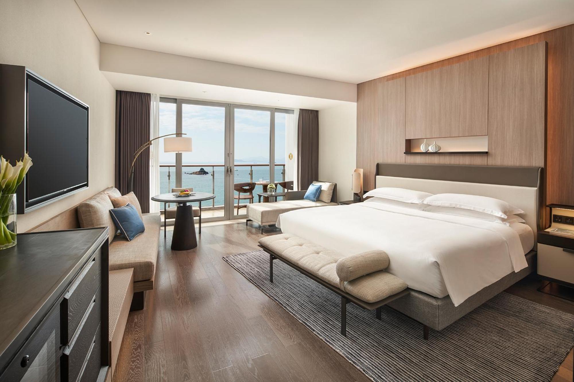Classic King Room with Ocean View and Balcony - Club Lounge Access