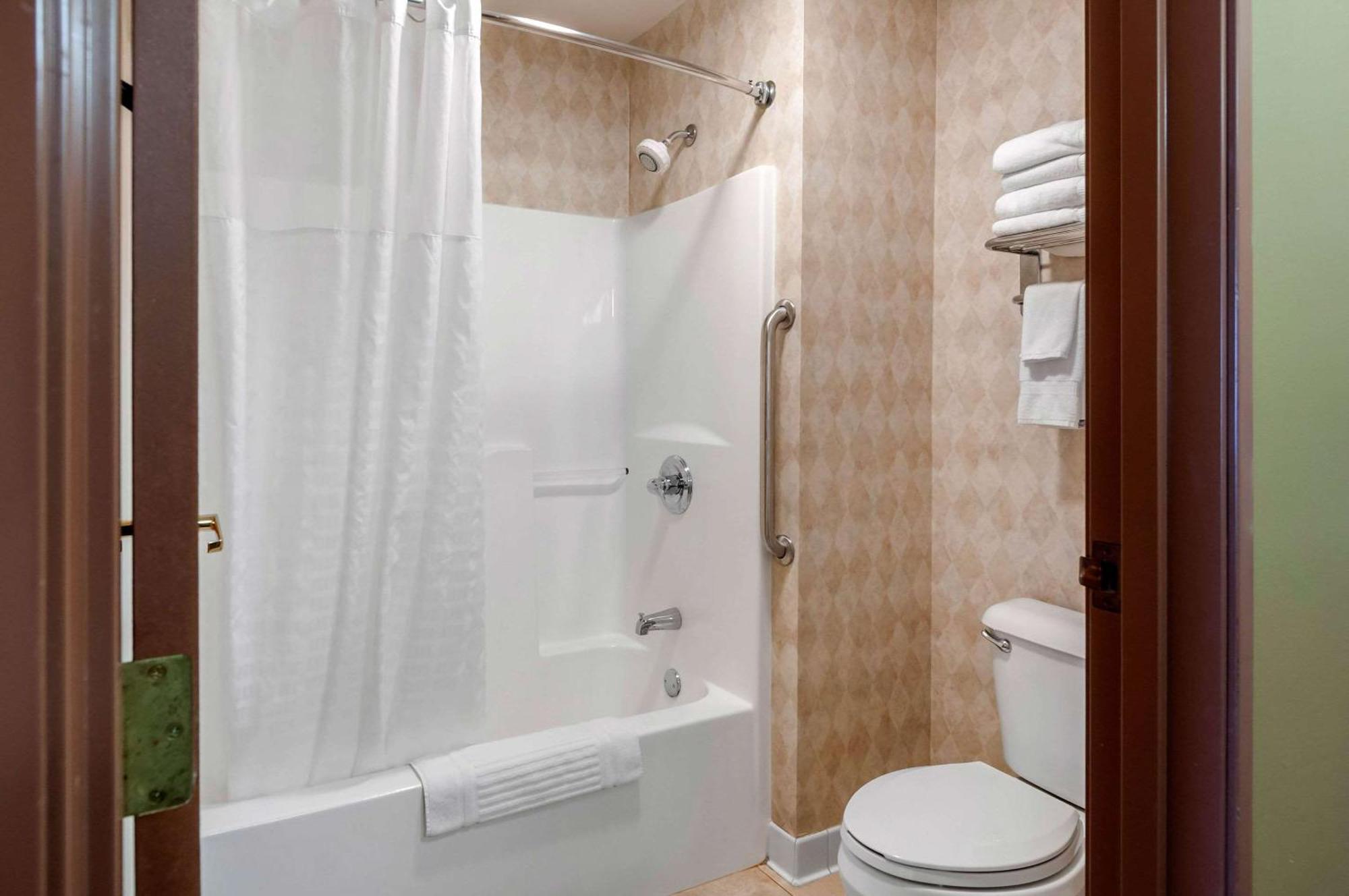 Queen Room with Two Queen Beds - Non-Smoking- Pet Friendly