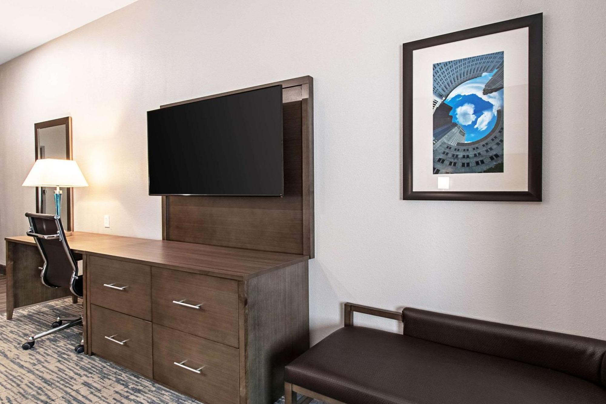 King Suite - Accessible/Non-Smoking