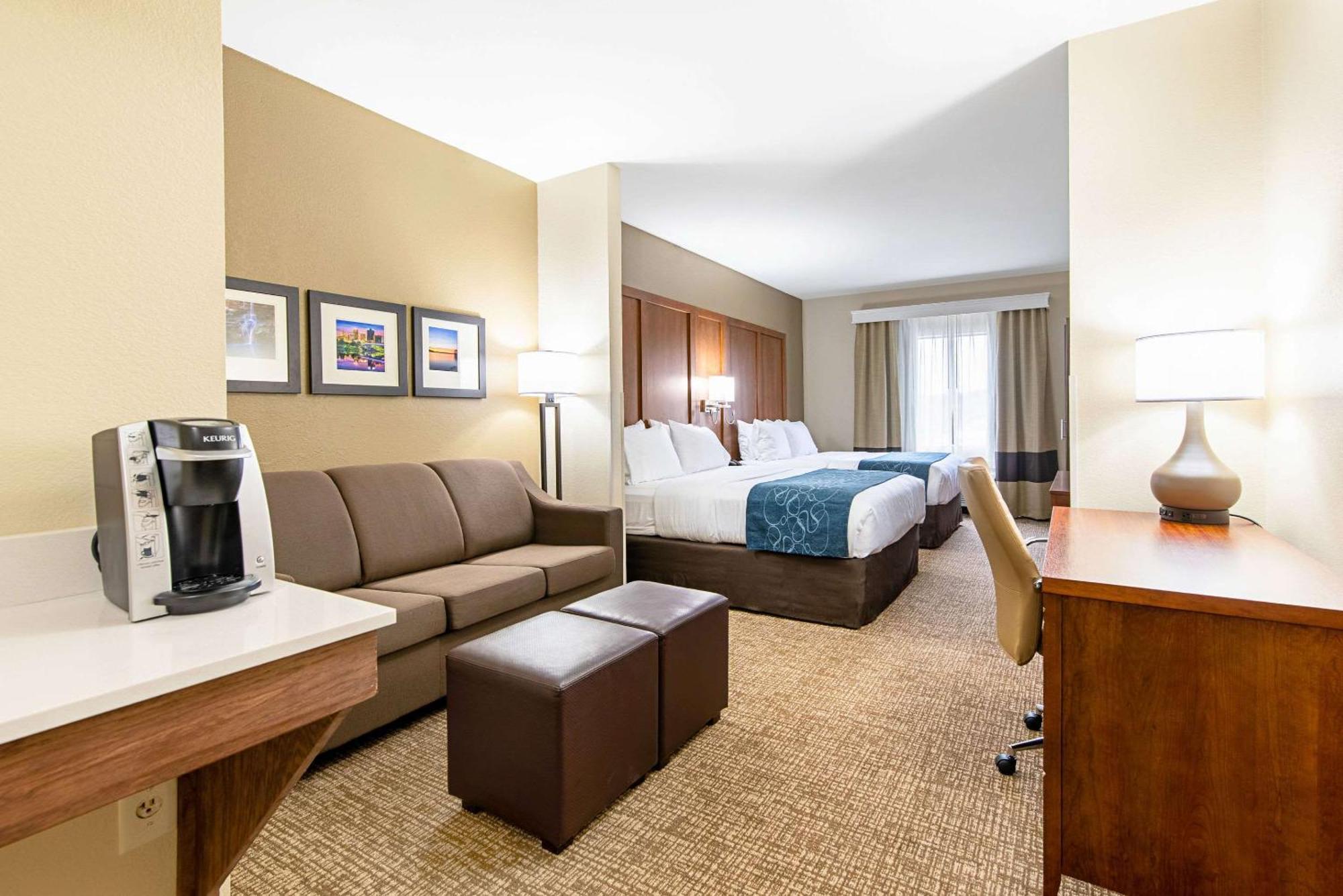 Queen Suite with Two Queen Beds and Sofa Bed - Non-Smoking