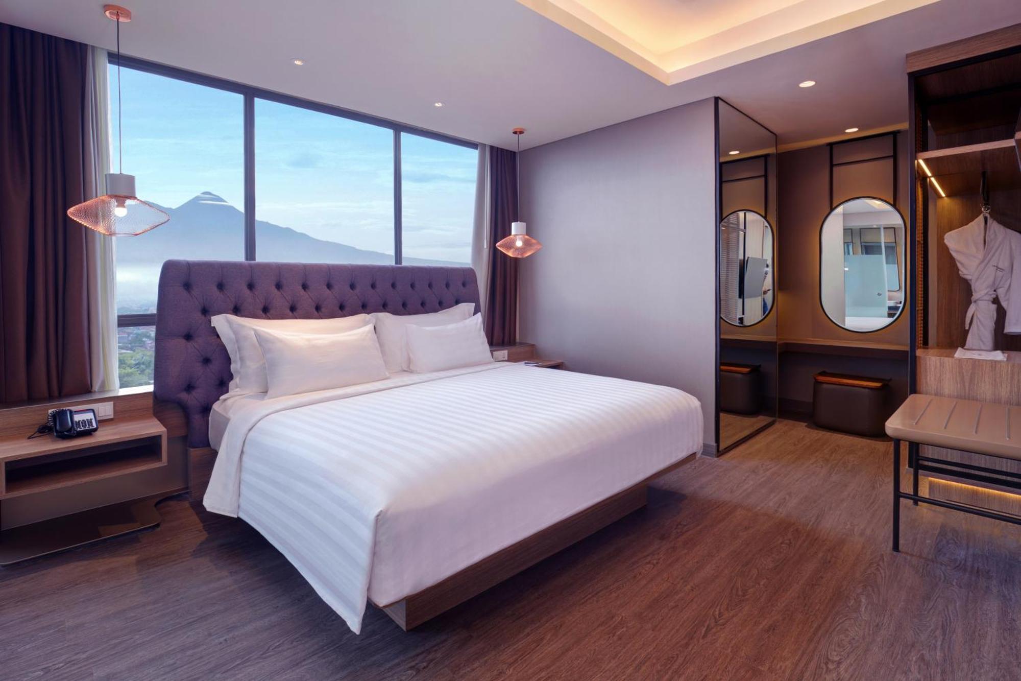 Executive King Suite with Mountain View