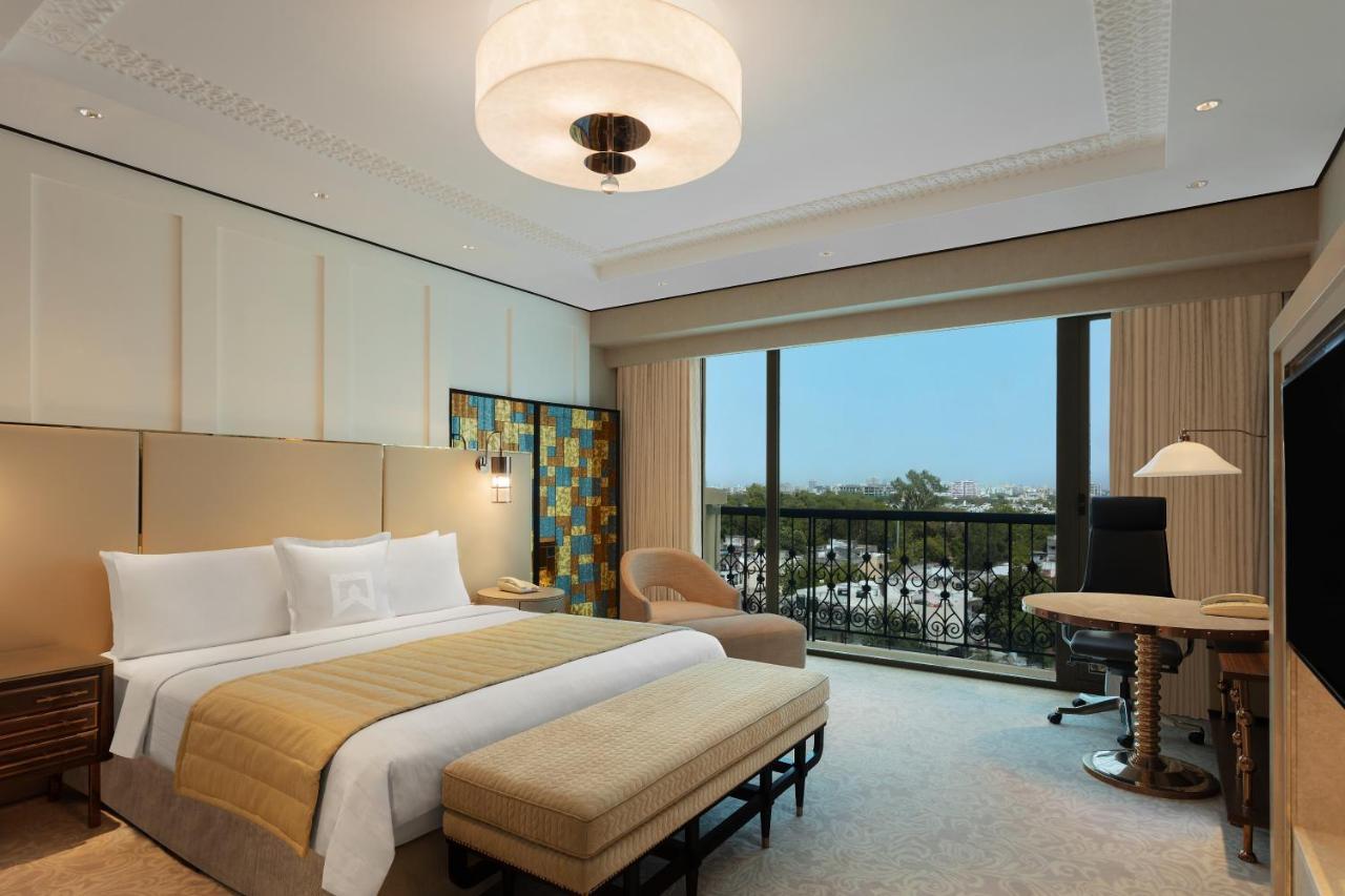 Executive Club Twin Room City View