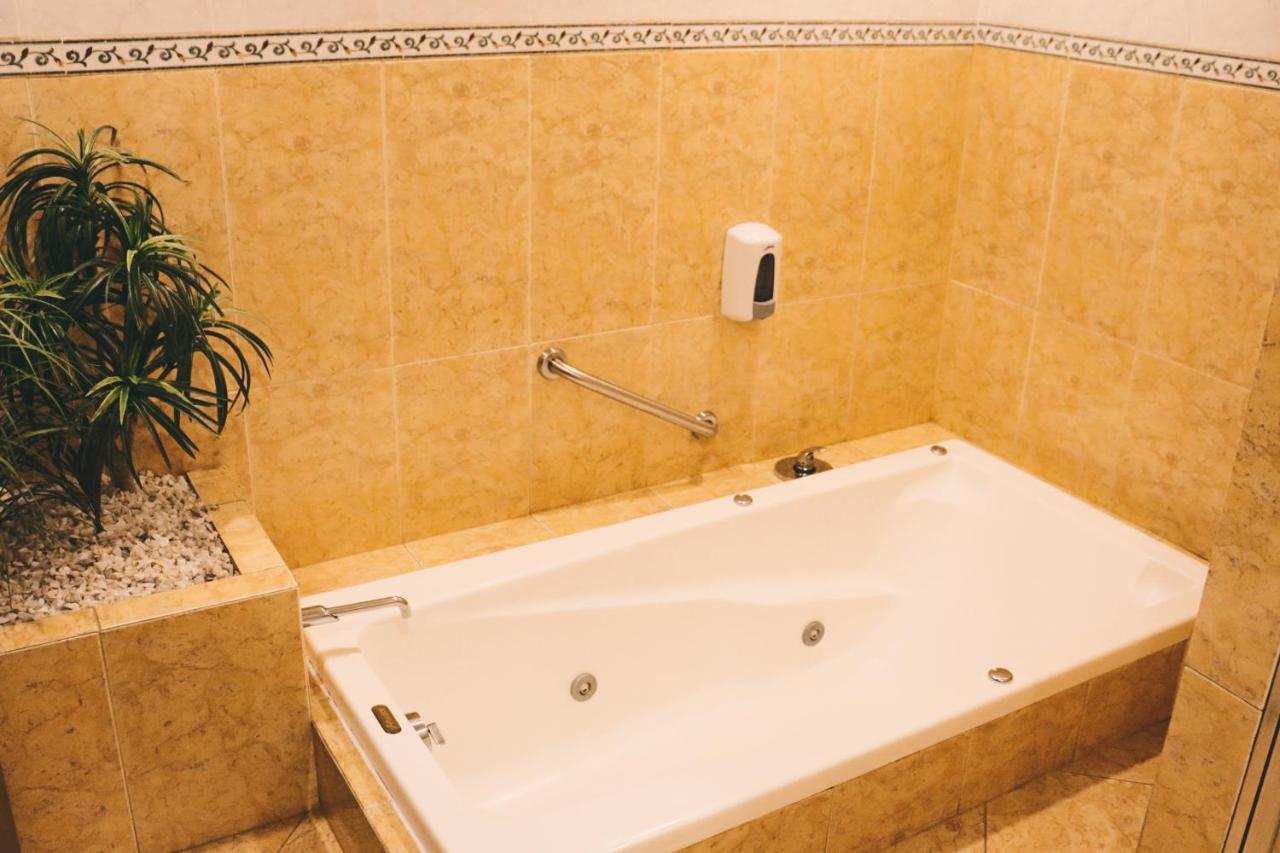 Habitación con cama extragrande.