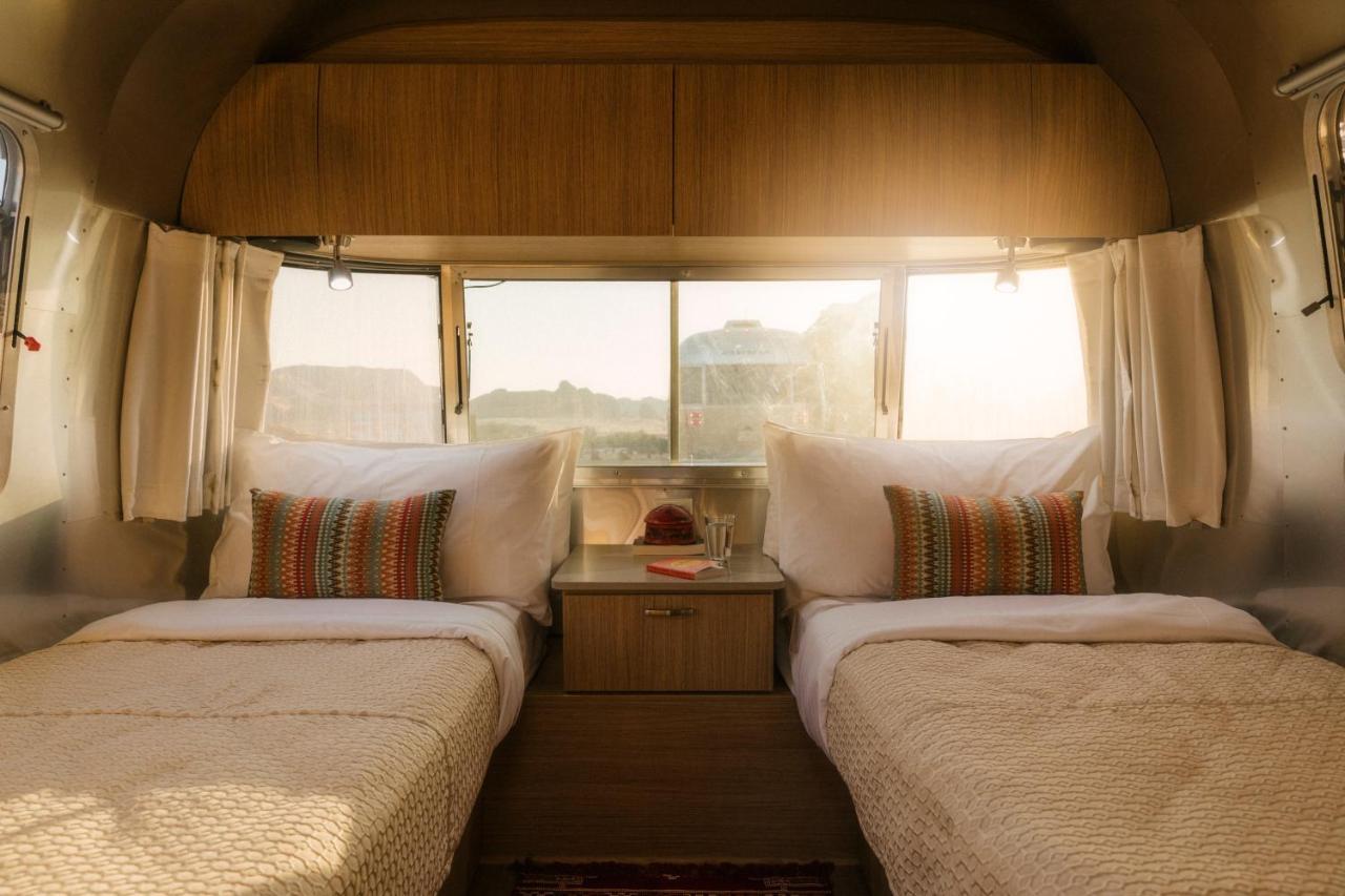 Oasis Caravan, Twin