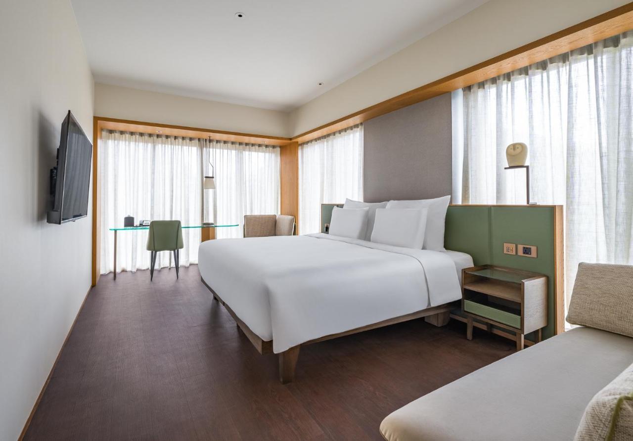Deluxe Corner King Room
