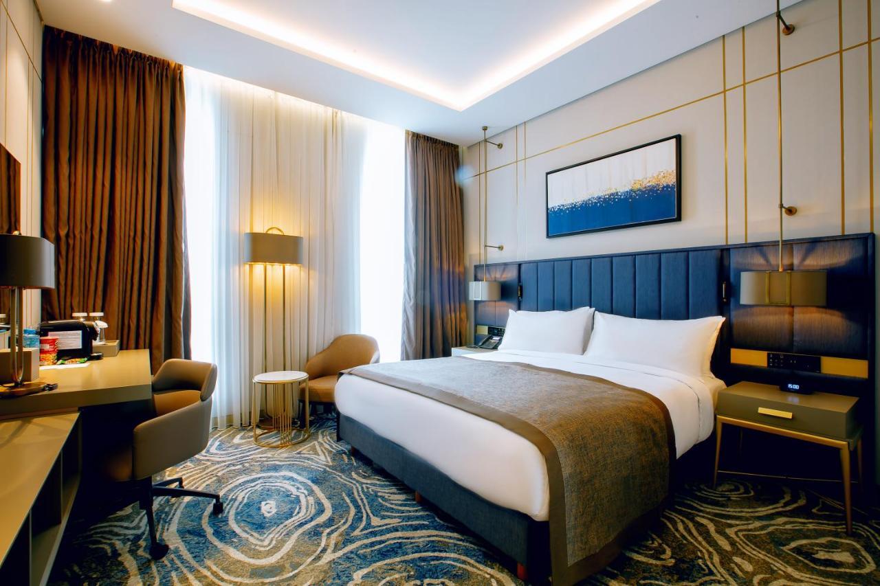 1 King Bed Classic Smoking