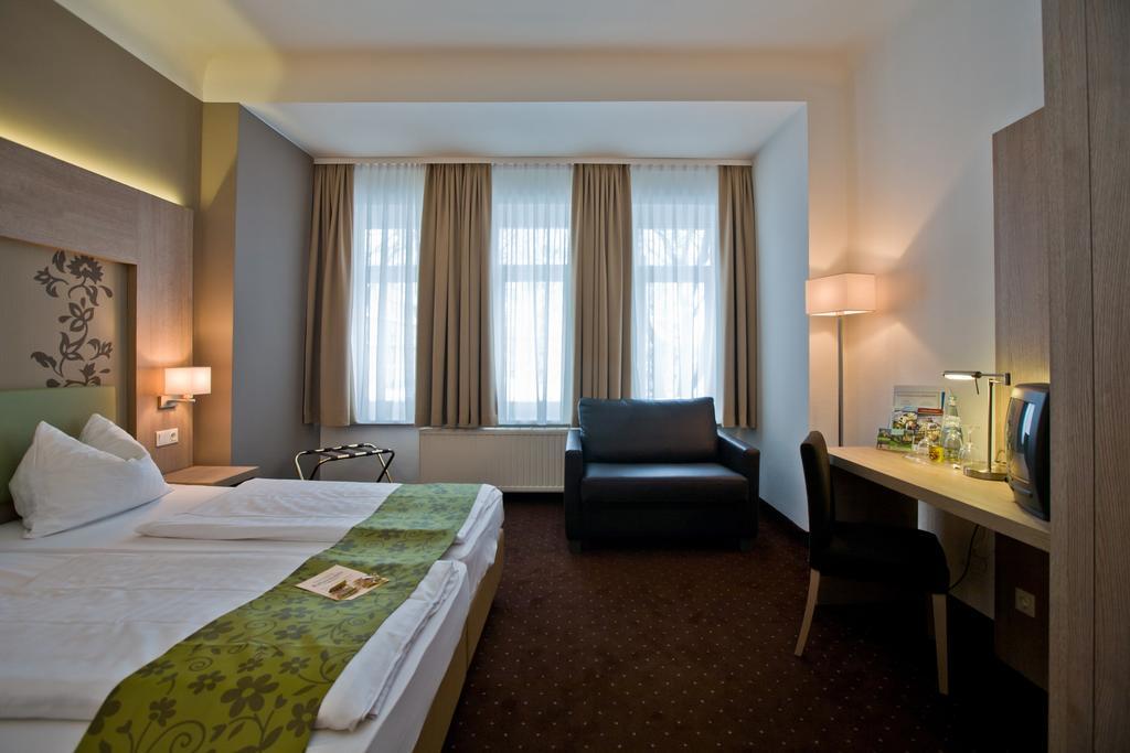 Double Room Rathaus possibility of extra sofa bed,735972076:JPEG