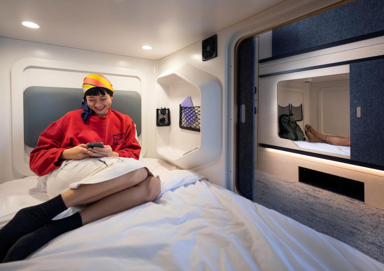 Private Single Pod 10 Share Room