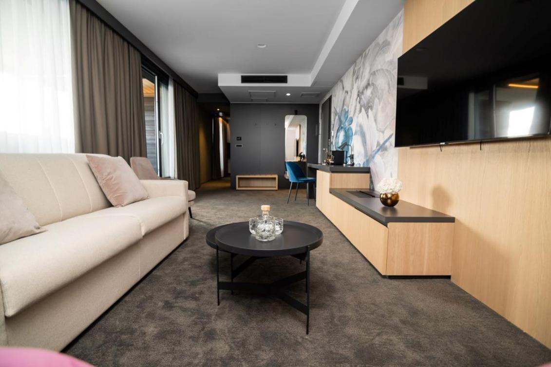 Executive Suite,1133164854:JPEG